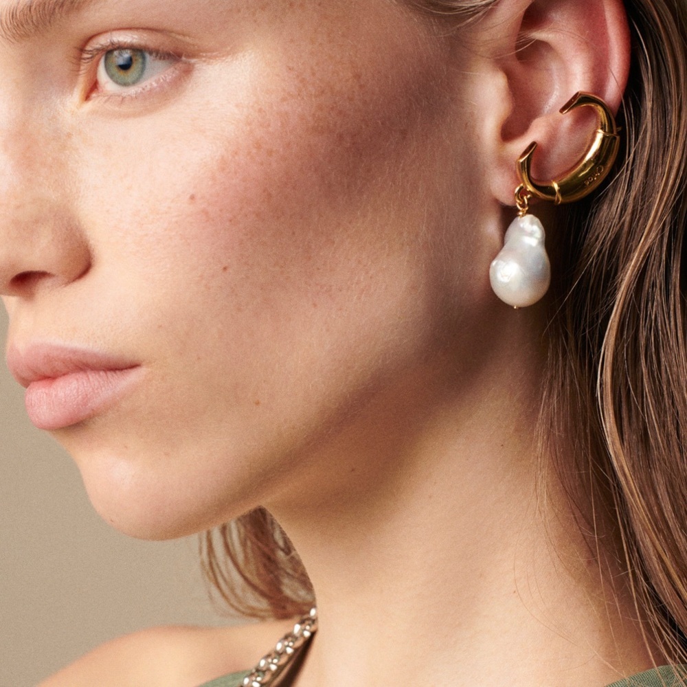 Chloé C Baroque Gold-tone Short Pearl Earrings